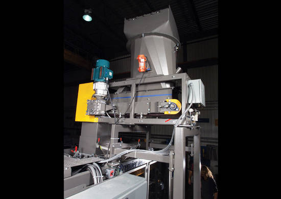 Volumetric filler for bagging machine